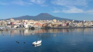 Mare che bagna Napoli. Parte del Vesuviano fortemente inquinato
