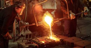 colata di lava per fabbricazione dell'acciaio con operai